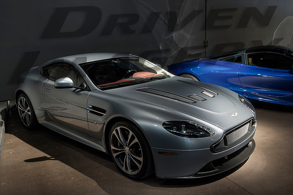 Aston Martin v12 Vantage - 1